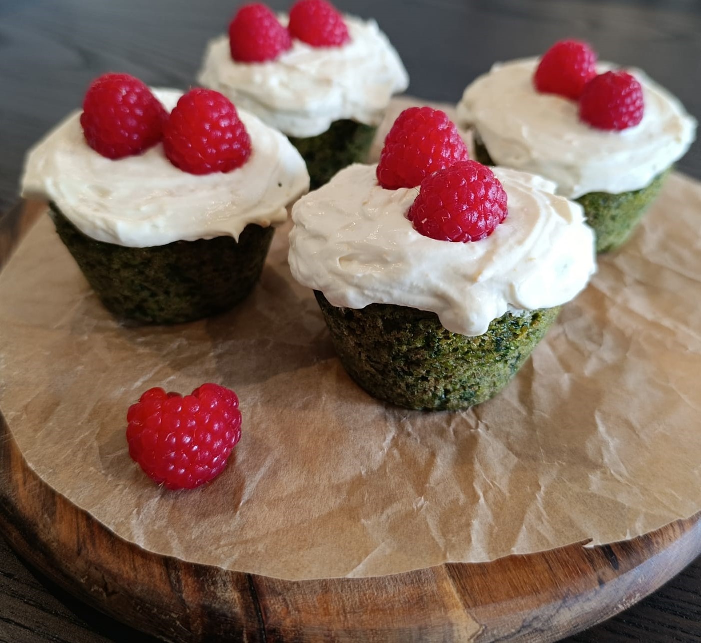 Muffins de Espinafre com cobertura Whitecream e Framboesas
